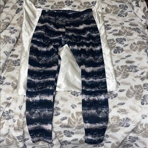 Black and Gray Patterned Leggings
